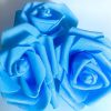 Róża piankowa o średnicy 6 cm w kolorze jasnoniebieskim z łodygą i brokatem