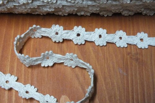 Ekrü cotton lace 91.4m