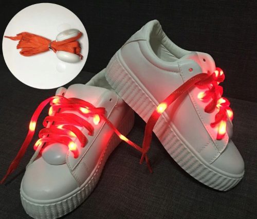 Şiretul pantofilor cu LED roşu
