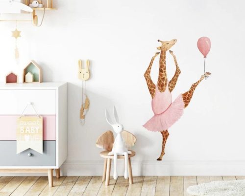 Niedlicher Wandaufkleber für ein Kinderzimmer, eine Giraffe beim Ballett
