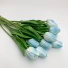 Jasnoniebieski tulipan z płatkami