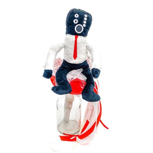 Figura robot cu un buchet de portacare