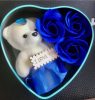 Kék szív doboz macival és szappanrózsával