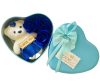 Blaue Herzbox mit Teddybär und Seifenrose
